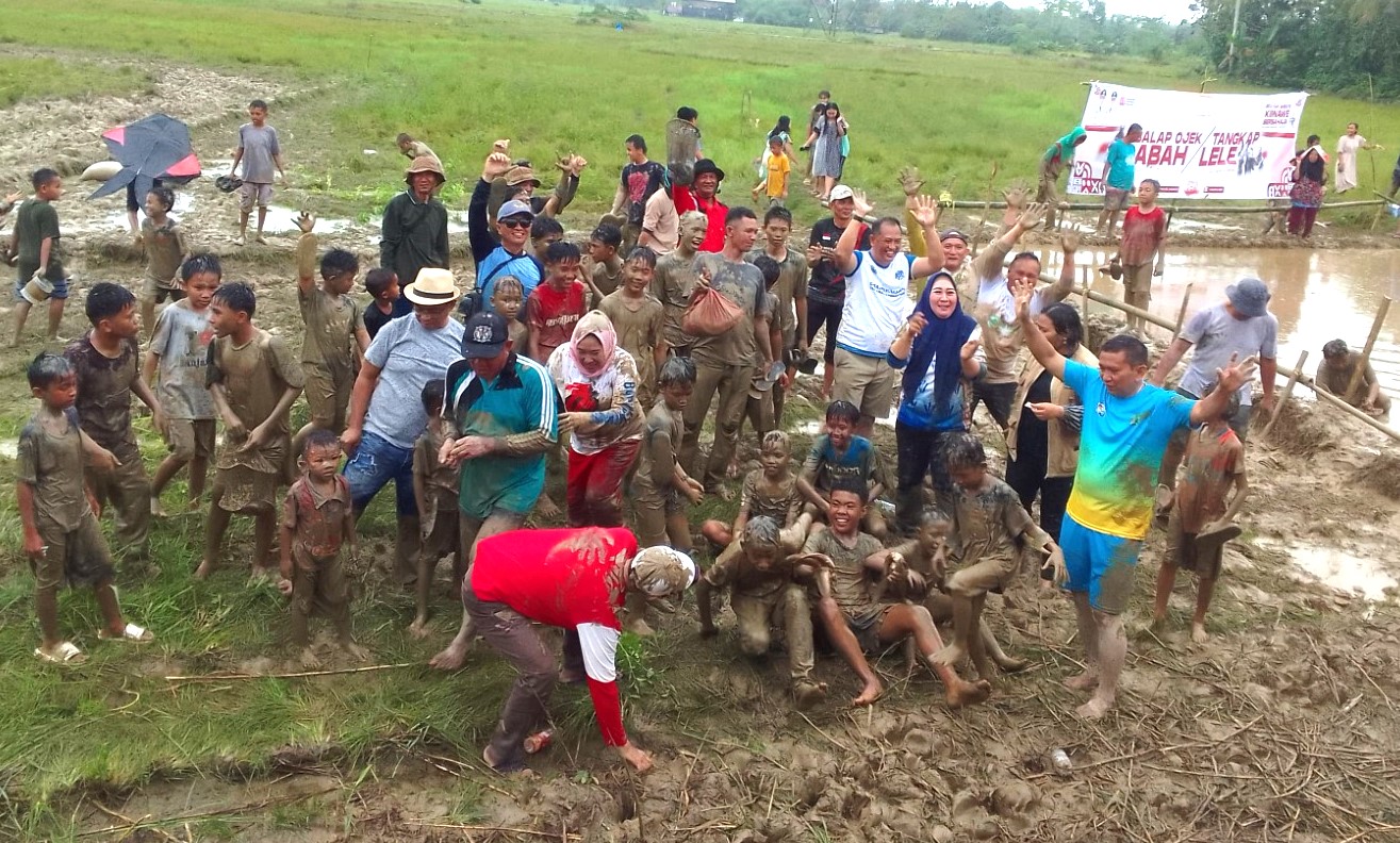PEMKAB KONAWE GELAR LOMBA TANGKAP LELE MERIAHKAN HUT  RI KE-80