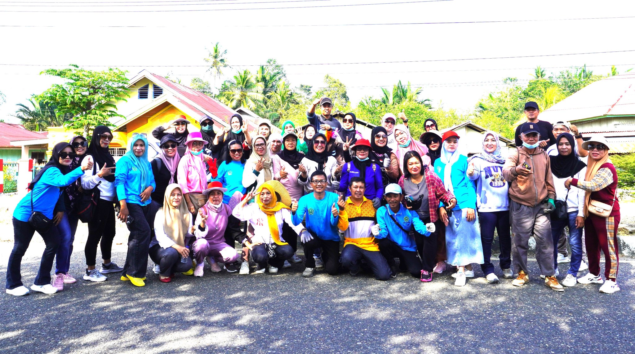 PPPK DLH Gelar Kegiatan Jumat Bersih di Berbagai Titik Lokasi. Konawe,— Dalam rangka menumbuhkan semangat gotong royong dan kepedulian terhadap lingkungan, Pegawai Pemerintah dengan Perjanjian Kerja (PPPK) Dinas Lingkungan Hidup  melaksanakan kegiatan Jum