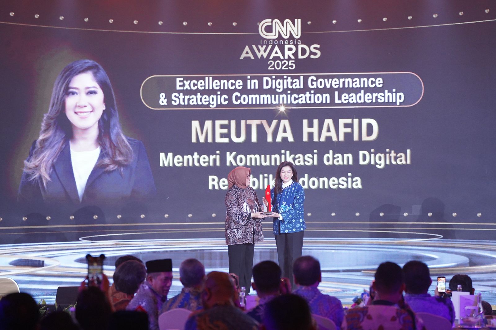 KKPD Komdigi 2025: Meutya Hafid Raih Penghargaan Excellence in Digital Governance di CNN Indonesia Awards 2025