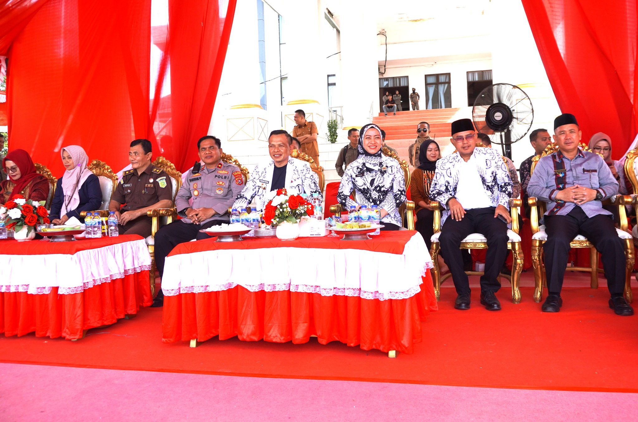 Bupati Konawe Pimpin Upacara HUT PGRI ke-80 di Halaman Kantor Bupati