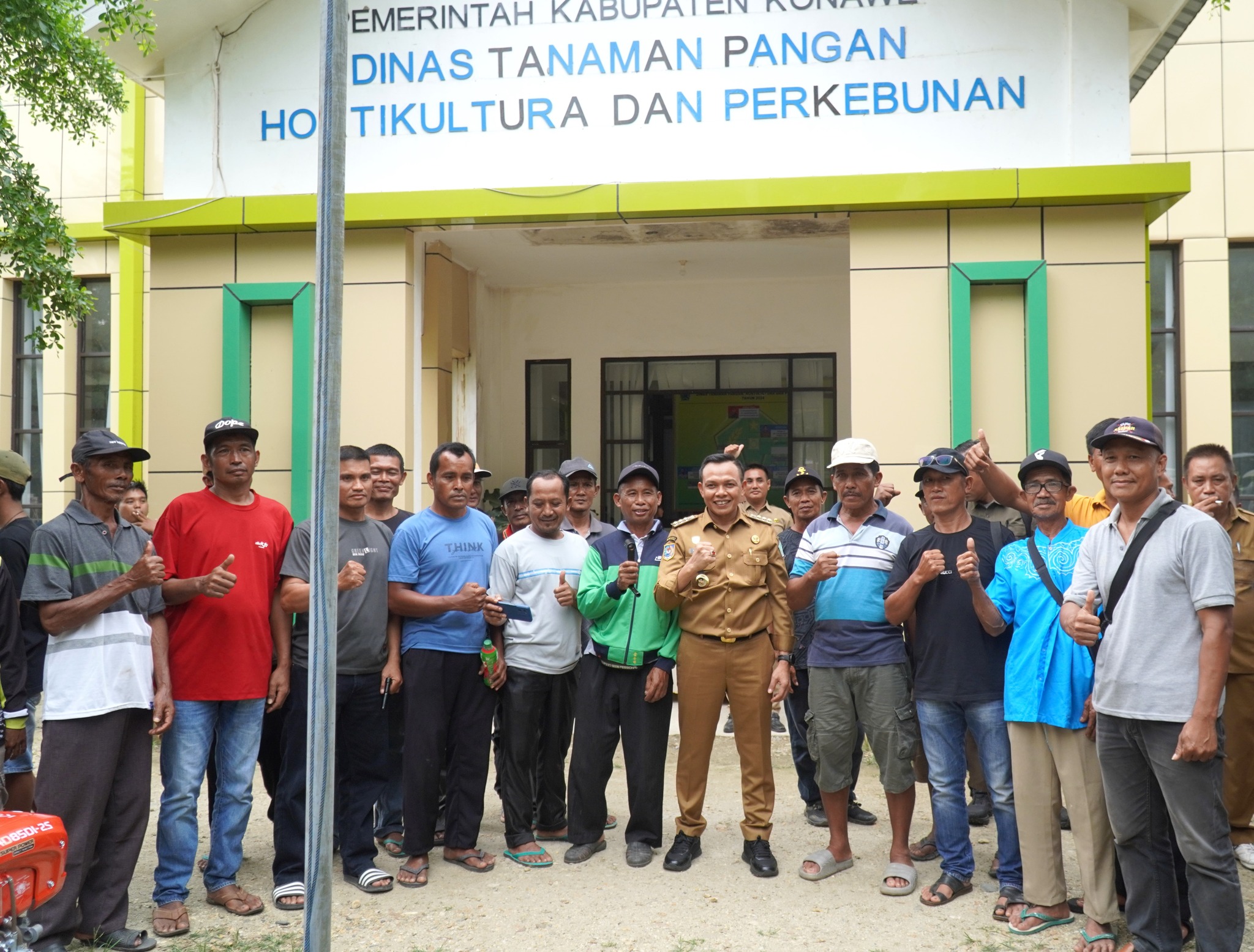 Bupati Konawe Serahkan Bantuan Alsintan kepada Kelompok Tani