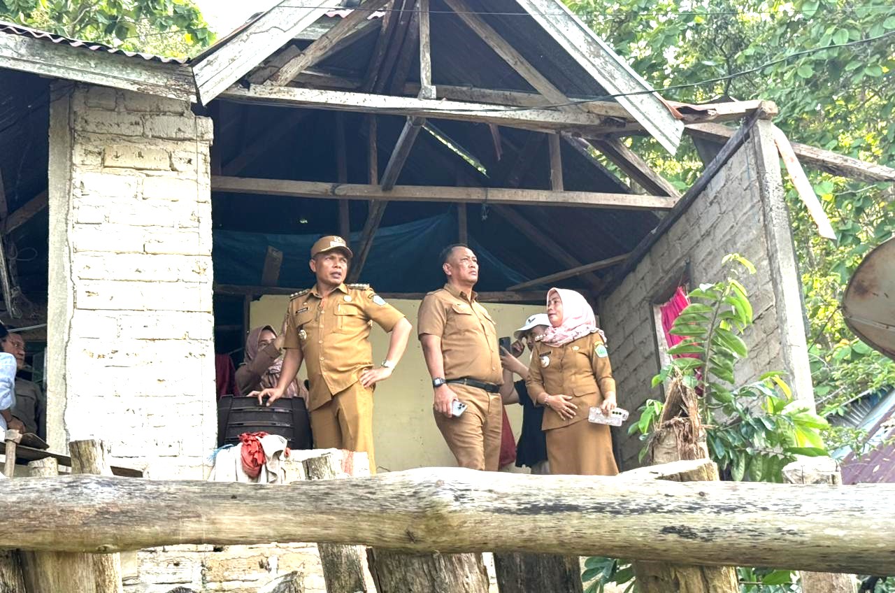 Bupati Konawe Turun Langsung Bantu Korban Puting Beliung di Soropia