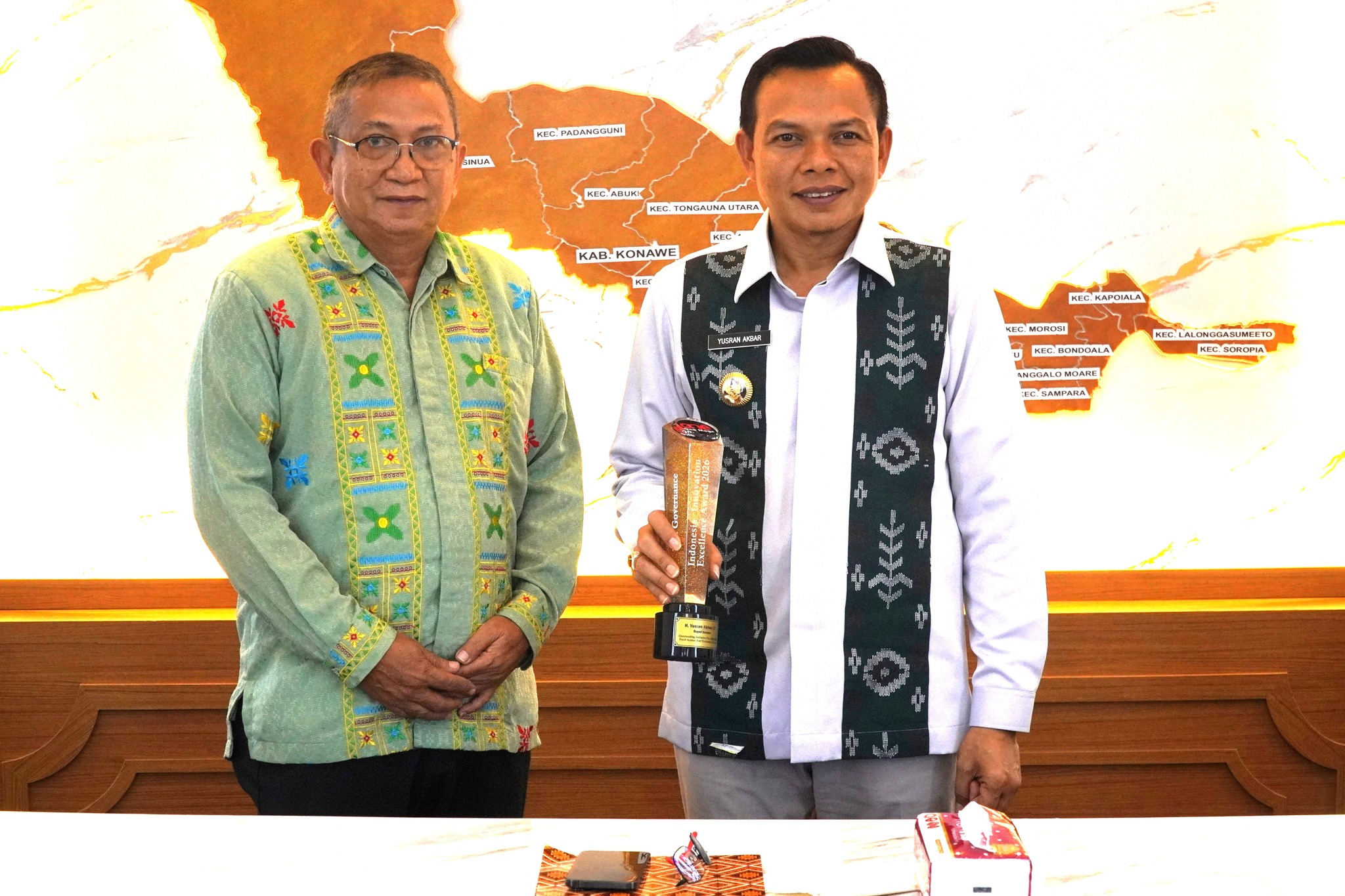 Dinas Kominfo dan Persandian Serahkan Piala “Indonesia Innovation Excellence Award 2026” kepada Bupati Konawe